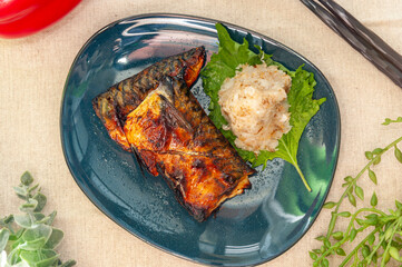 ふっくらと焼き上がった鯖の塩焼き、大根おろしでさっぱりと
