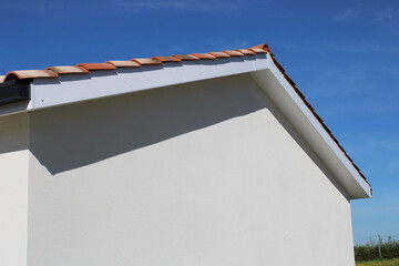 Planche de rive en PVC blanc à clouer