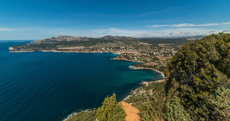Vue de la baie et des calanques de Cassis, Bouches-du-Rhône, France, depuis la route du cap Canaille