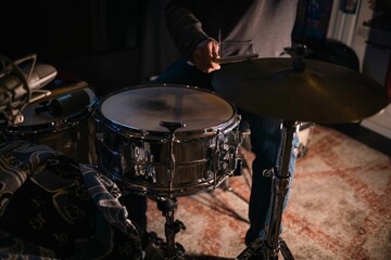 Obraz premium Closeup shot of a drum in a studio