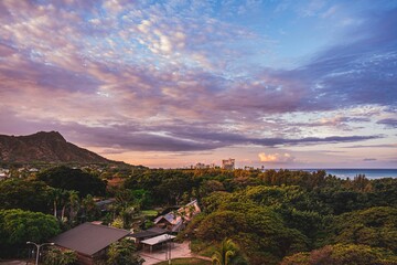 Landscape of a beautiful sunset over Paradise Cove Luau, Hawaii. - obrazy, fototapety, plakaty