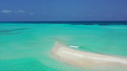 Obraz premium Scenic view of a beautiful sandy beach with turquoise water in The Maldives
