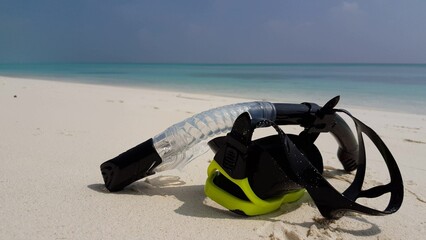 Diving mask with snorkel on a sandy beach - obrazy, fototapety, plakaty