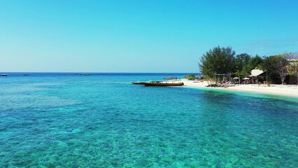 Fototapeta premium Beautiful view of beach surrounded by beautiful white sand, The Maldives