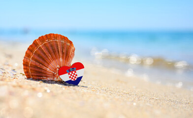 Sandy beach in Croatia. Flag of the Croatia in the shape of a heart and a large shell. A wonderful seaside resort. - obrazy, fototapety, plakaty