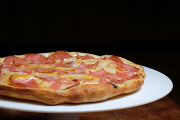 pizza de jamón y queso tradicional 