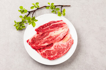 Fatty, tender meat attached to the backbone of cows or pigs.