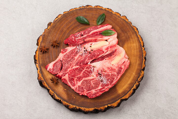Fatty, tender meat attached to the backbone of cows or pigs.