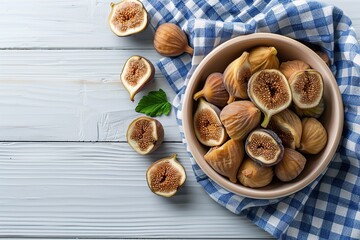Obraz na płótnie Canvas Dried figs fruit in bowl on wooden table