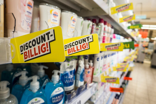 als billig gekennzeichnete Ware in einem Supermarkt - Symbolbild