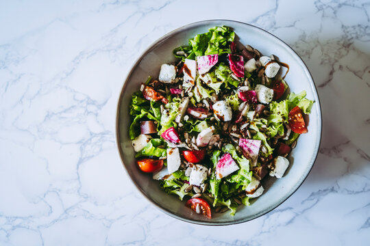 Salade verte avec des betteraves du fromage frais et graines - Assiette app&eacute;tissante saine