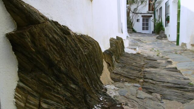 Casas contruidas encima de las rocas de pizarra. Cimientos naturales. Historical centre of Cadaqu&eacute;s. Traditional fishing village of the Costa Brava. Alt Empordar, Catalonia, Spain.
