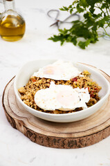 Bol de quinoa con verduras y huevos 
