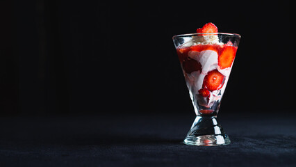 délicieux dessert de fraise à la crème dans une coupe en verre 