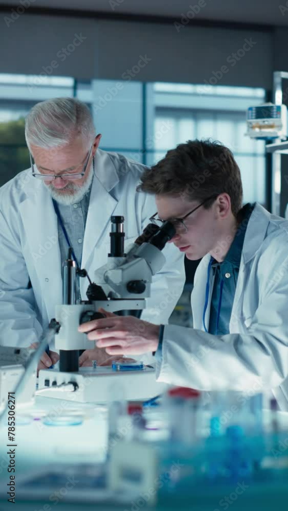 Poster vertical screen: professor teaching a group of science students the basics of biological engineering