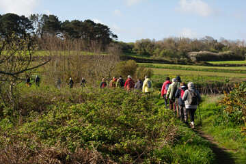 Groupe de randonneurs seniors le long du Jaudy en Bretagne - France