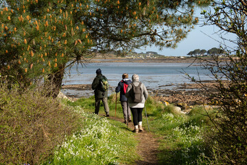 Obraz premium Groupe de randonneurs seniors le long du Jaudy en Bretagne - France