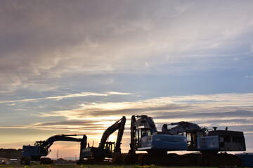 夕焼け空と重機のシルエット