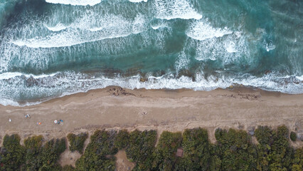 mar spiaggia vista dal drone onde 