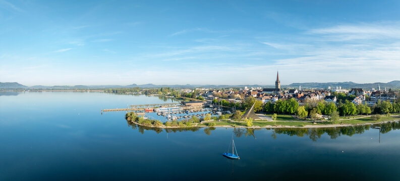 Luftbild, Panorama von der Stadt Radolfzell am Bodensee mit dem W&auml;schbruckhafen