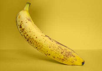 Banane vor gelben Hintergrund