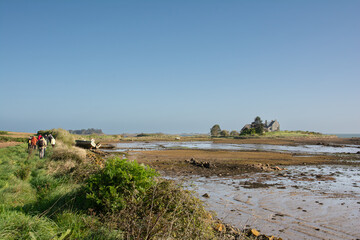Groupe de randonneurs seniors le long du Jaudy en Bretagne - France