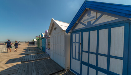 Promenade de planches près des cabanes de plage de Cayeux-sur-Mer, Somme, France