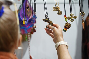 The visitors choose different pendants.