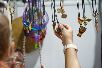 The visitors choose different pendants.