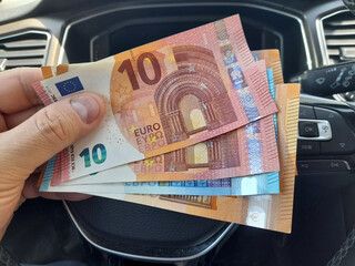 Banconote da 10, 20 e 50 euro nelle mani di un uomo - ricchezza