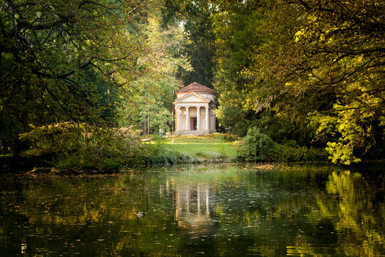Tempio neoclassico nel parco di fronte a un lago