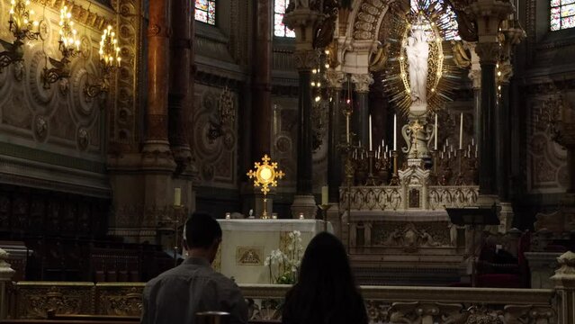 En la oracion del coraz&oacute;n me encuentro a Dios. En el Sant&iacute;simo sacramento, en la hostia santa, aqu&iacute; Dios esta vivo. 