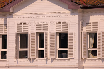 Obraz premium Elements of architectural decorations of buildings, old windows and window openings, arches and patterns. On the streets in Turkey, public places.