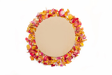 Círculo de madera rodeado de pétalos de rosas de colores sobre un fondo blanco aislado. Vista superior y de cerca. Copy space - 785466074