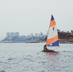 Small boat that goes little by little along with the force of the wind