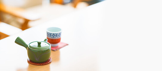 湯呑 と 急須 が 机の上 に置かれている 【 お茶 の イメージ 】
