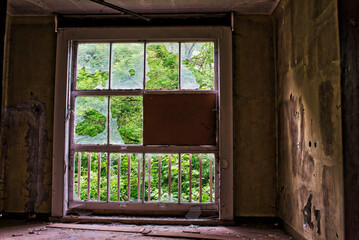 Dunkler Raum und Fenster einer Ruine