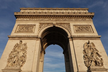 Fototapeta na wymiar Arc de Triomphe sous le soleil à Paris