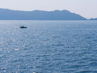 Obraz premium 煌めく海と漁船