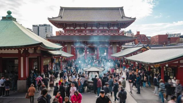 Timelapse of crowds at the historic Senso-ji temple in Asakusa, Tokyo, Japan, zooming out.	
