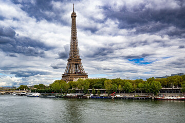 Fototapeta na wymiar Sunrise view of the Eiffel Tower in Paris