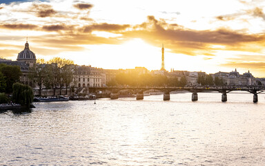 Sunset view of the Eiffel Tower in Paris - obrazy, fototapety, plakaty
