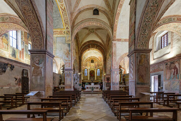 Fototapeta na wymiar Feltre, interno santuario dei santi Vittore e Corona
