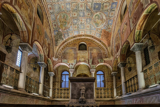 Feltre, interno santuario dei santi Vittore e Corona