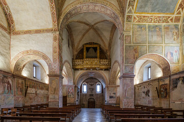 Fototapeta na wymiar Feltre, interno santuario dei santi Vittore e Corona