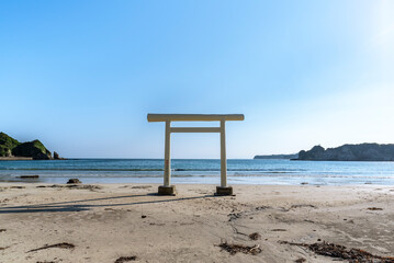 八坂神社 一ノ鳥居(白い鳥居)　千葉県勝浦市鵜原海水浴場