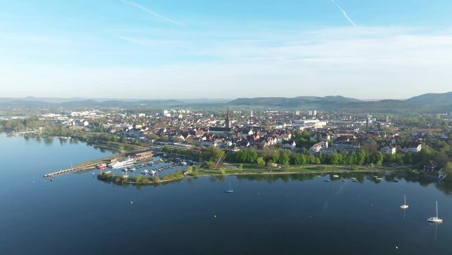 Die Stadt Radolfzell am Bodensee mit dem W&auml;schbruckhafen