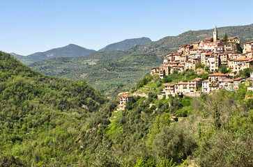 Fototapeta na wymiar Apricale, village perché de Ligurie, Italie