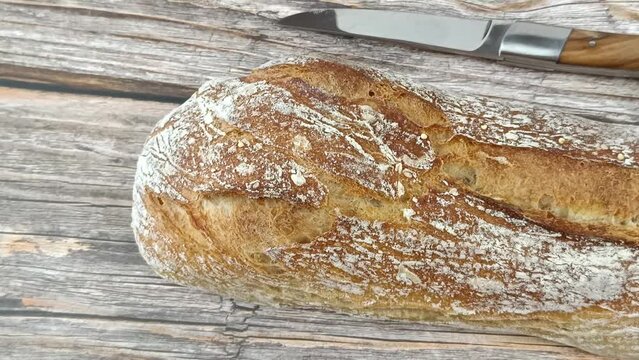 baguette de pain, en gros plan, sur une table