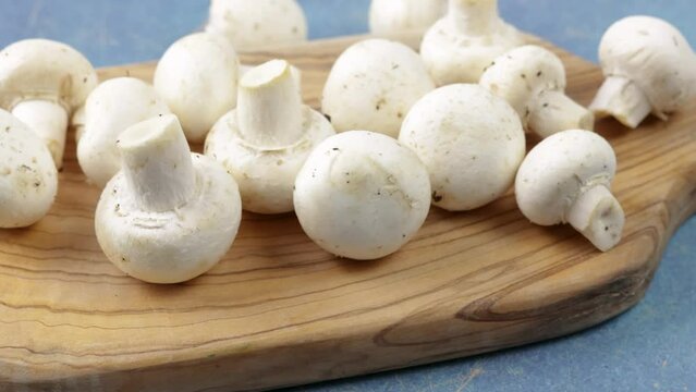 champignons de paris crus, en gros plan